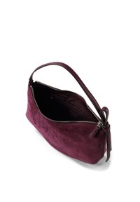 Borsa in suede color bordeaux con chiusura a cerniera e un manico singolo. Presenta un dettaglio a nodo sul manico per un tocco di design in più.