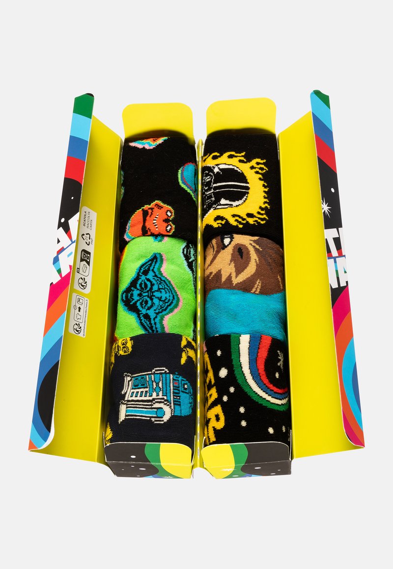 Bunte Socken mit Cartoonfiguren, verpackt in einer leuchtend gelben Box mit grafischen Mustern. Weicher Stoff, verschiedene Designs und lebendige Farben.