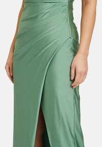 Vera Mont FIGURBETONT - Ballkleid - light green