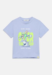 Ανοιχτό γαλάζιο βαμβακερό t-shirt με γραφικό σχέδιο χαρακτήρα πάνω σε καρχαρία. Το κείμενο γράφει «OVER THE TOP» και «ΠΑΙΚΤΗΣ 1 - ΣΤΗ ΣΚΗΝΗ».