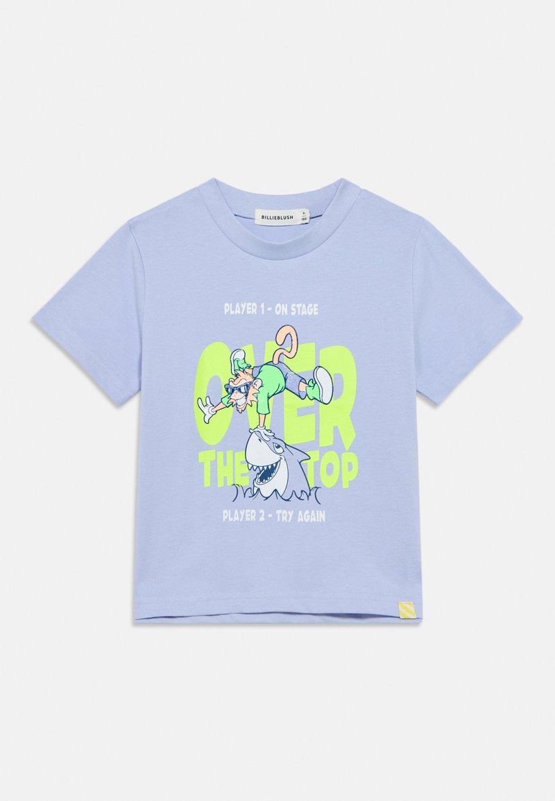 Lichtblauw katoenen T-shirt met een grafisch ontwerp van een personage op een haai. De tekst luidt "OVER THE TOP" en "SPELER 1 - OP HET PODIUM."