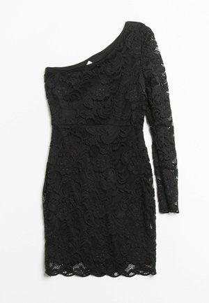 Czarna sukienka z koronki na jedno ramię z długim rękawem, kwiatowym wzorem i falistym dołem, rozłożona na płasko na białym tle.