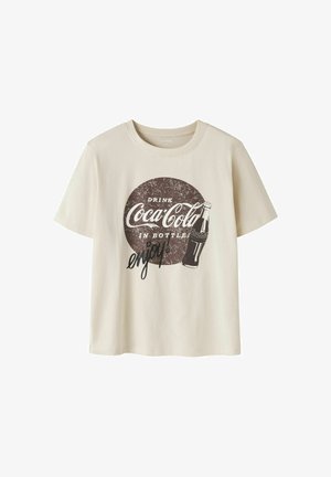 Beige T-shirt met korte mouwen met vintage Coca-Cola-logo, een flesgrafiek en tekst "Drink Coca-Cola in bottle enjoy!"