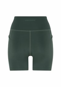 Tamsiai žali aukštos juosmens sportiniai šortai su šoninėmis kišenėmis ir matomomis siūlėmis, ant juosmens juostos pažymėti prekės ženklu „GIRLFRIEND“.