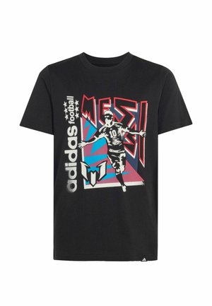 T-shirt de football noir Adidas avec un graphisme d’un joueur célébrant, texte "MESSI" et logo Adidas en blanc, bleu et rouge.