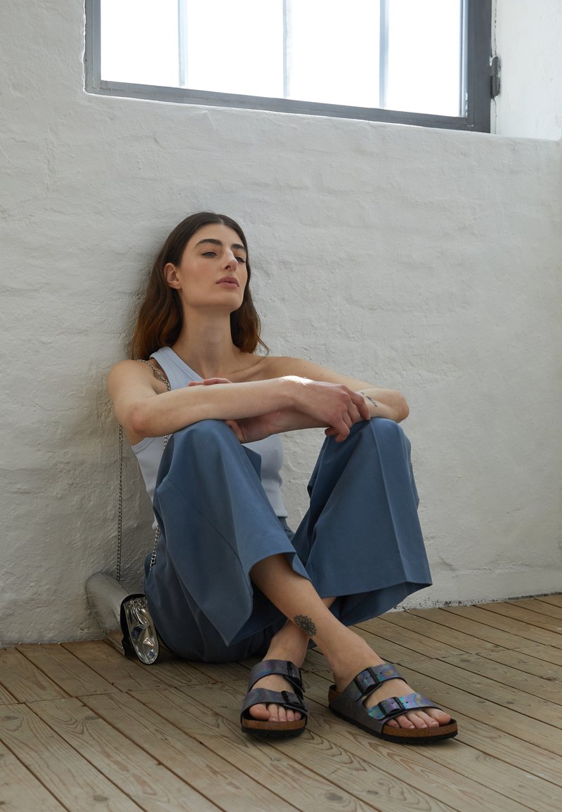 Damen Sneaker | Birkenstock ARIZONA MF VEGAN NARROW Hausschuh iridescent black/schwarz - AL20973 Damen Sneaker | Birkenstock ARIZONA MF VEGAN NARROW Hausschuh iridescent black/schwarz - AL20973