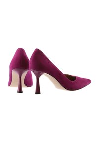 Fuchsia suède pumps met een puntige neus en een uniek taps toelopende hak. Een gladde textuur en een minimalistische silhouet, zonder zichtbare details.