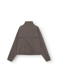 Grijze pulloverjack met hoge kraag, cropped ontwerp, elastische zoom en lange mouwen. Glad, lichtgewicht stof met minimale details.