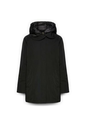 Cappotto impermeabile nero con cappuccio, texture liscia, tasche laterali spaziose e taglio dritto. Presenta una chiusura con zip e colletto rotondo.
