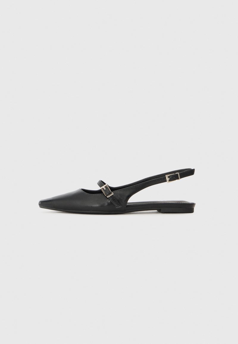 Scarpa slingback in pelle nera con punta appuntita, cinturino alla caviglia regolabile con fibbia in argento e suola piatta.