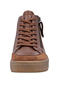 Braune Ledersneaker mit einer strukturierten Oberfläche, Schnürung vorne, seitlichem Reißverschluss und einer Gummisohle mit rutschfester Musterung.