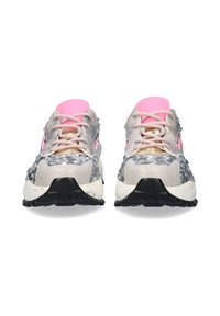 Zapatillas con un upper texturizado en gris y beige, acentos en rosa y suela exterior de goma negra. Cuenta con cierre de cordones y lengüeta acolchada.