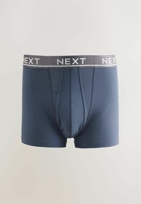 Temno modri moški bokserji s sivo elastiko okrog pasu, ki nosi ime blagovne znamke "NEXT" v belih črkah.