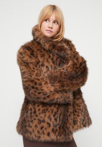 Brauner Kunstpelzmantel mit Leopardenmuster, hohem Kragen und langen Ärmeln, mit einer weichen, strukturierten Oberfläche. Klassisches übergroßes Design.