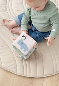 Zacht stoffen kubusvormig speelgoed in pasteltinten; met een olifantontwerp, verschillende texturen, labels en contrasterende patronen aan elke zijde.