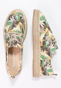 Zelené a žluté espadrilky s tropickým vzorem, s béžovým textilním svrškem, jutu podešví a šněrovacím designem.