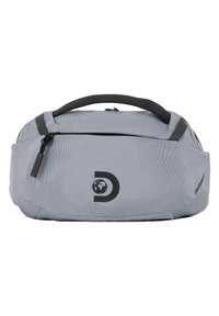 Bolso de lona gris con forma redondeada, que cuenta con un asa superior, detalles en negro, un bolsillo frontal con cremallera y un logo de globo.