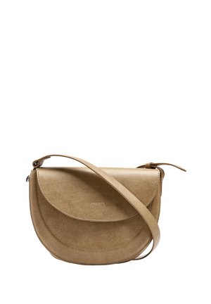 Beżowa torebka na ramię w kształcie półksiężyca z klapką i regulowanym paskiem na ramię, prezentowana na białym tle.