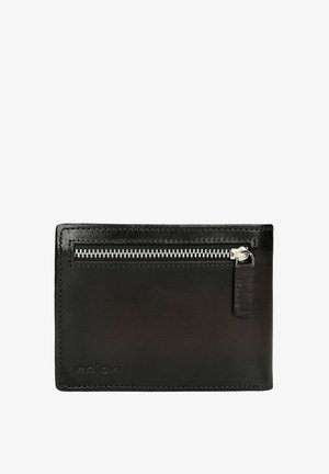 Czarny portfel ze skóry o gładkiej fakturze. Posiada kieszeń na zamek u góry oraz logo wytłoczone na przodzie. Kompaktowy, prostokątny kształt.