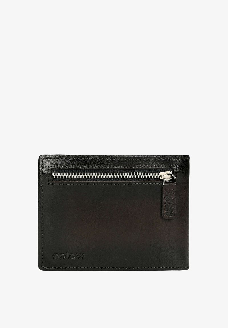 Czarny portfel ze skóry o gładkiej fakturze. Posiada kieszeń na zamek u góry oraz logo wytłoczone na przodzie. Kompaktowy, prostokątny kształt.