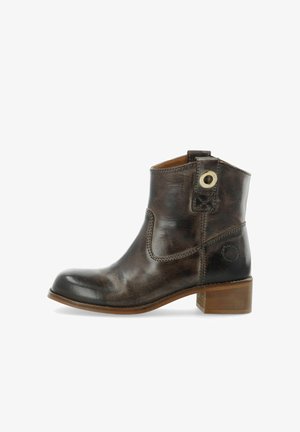 Botín de cuero marrón hasta el tobillo con punta redondeada, costuras laterales y un tacón de madera bajo. Presenta un panel lateral y un detalle de marca circular.