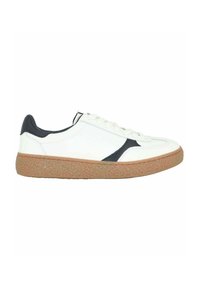 Sneaker bianco in pelle con accenti blu navy, colletto imbottito, suola in gomma beige testurizzata e chiusura con lacci. Superficie liscia con cuciture sottili.