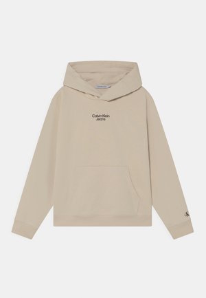 Sudadera con capucha beige hecha de tela suave, con un bolsillo frontal, puños acanalados y el logo "Calvin Klein Jeans" en el pecho.