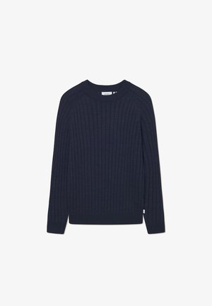 Mornarsko modra pletena majica z rebrastim teksturo, okroglim vratom in dolgimi rokavi. Ponuja majhen etiket na robu.