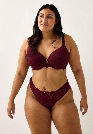 Burgundy spetsbh och matchande högmidjade trosor med blommönster. Mjuk kvalitet med scallopade kanter och dekorativ detalj framtill.