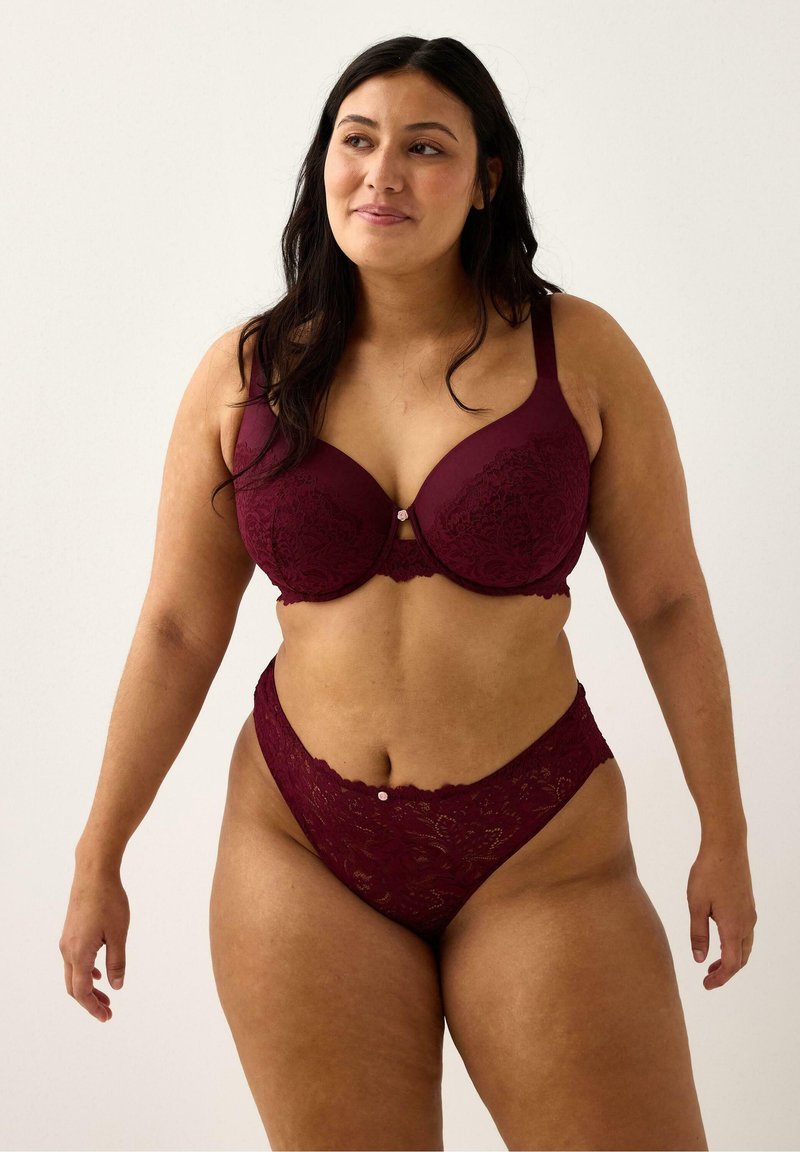 Burgundy spetsbh och matchande högmidjade trosor med blommönster. Mjuk kvalitet med scallopade kanter och dekorativ detalj framtill.