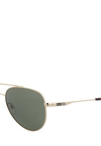 Lunettes de soleil aviateur en métal doré avec des verres vert foncé et des branches fines arborant le logo Pierre Cardin sur le côté.