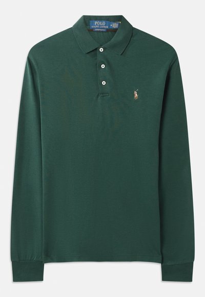 Polo de manga larga de color verde oscuro, hecho de algodón, con cuello tipo polo, tapeta de tres botones y un pequeño logo bordado en el pecho.