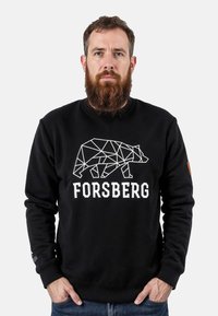 Schwarzer Sweatshirt mit geometrischem Bären Design und weißem "FORsBERG" Text. Mit gerippten Bündchen und einem Lederakzent am Ärmel.