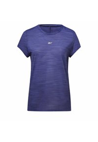 Fialové sportovní tričko s krátkým rukávem, které má texturovaný pruhovaný vzor a kulatý výstřih. Obsahuje malé logo v horní části hrudníku.