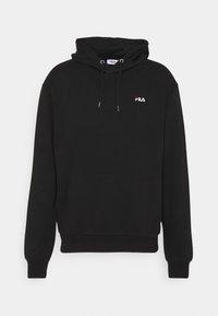 Svart fleece-hoodie med en framficka i kängurustil, dragsnodd i huvan och en liten röd och vit Fila-logga på bröstet.