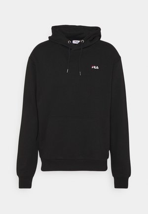 Zwarte fleece hoodie met een voorzak, capuchon met trekkoord en een klein rood en wit Fila-logo op de borst.