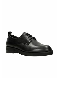 Scarpa da uomo in pelle nera con texture liscia, punta tonda, chiusura con lacci e suola in robusto gomma nera. Presenta un piccolo occhiello sul tallone.