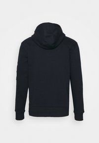 Námorně modrý pulovr s kapucí vyrobený z měkké bavlněné směsi. Obsahuje kapuci se šňůrkou, žebrované manžety a rovný lem s čistým designem zadní strany.