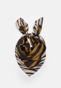 Hedvábný šátek v trojúhelníkovém tvaru s vzorem odvážných černých, krémových a zlatých pruhů. Hladký povrch; uvázaný uzlem ve středu.