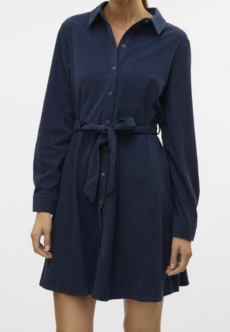 Abito blusato blu navy con maniche lunghe, cintura in vita, realizzato in materiale morbido, caratterizzato da una texture a righe verticali e dettagli con bottoni.