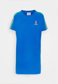 Modrá bavlněná tričko s krátkými raglánovými rukávy. Na ramenou má barevné pruhy v zelené, červené a modré barvě. Ozdobeno logem Adidas.