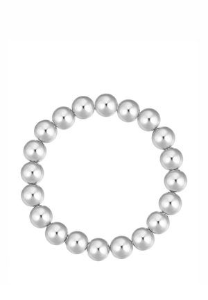 Runde silberne Perlen, zu einem runden Armband mit glatter, polierter Oberfläche auf weißem Hintergrund aufgefädelt.