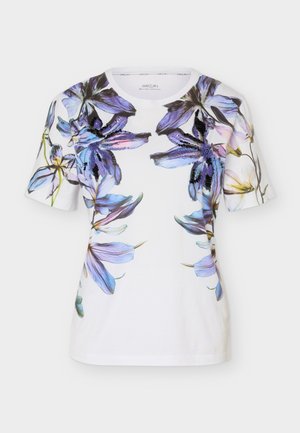 Weißes Kurzarmhemd mit großem blau-lila Blumenmuster, das dezente grüne Akzente und einen runden Halsausschnitt aufweist.