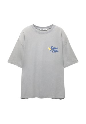 Grå bomuld t-shirt med korte ærmer, rund halsudskæring, med blå "Sapori d'Italia Gelateria" tekst og citron grafik på venstre bryst.