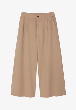 Beige wijde broek gemaakt van gladde stof met voorplooien en een enkele knoopsluiting bij de taille.