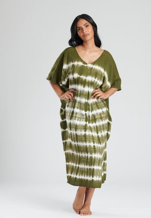 Zielono-biała sukienka maxi z efektownym tie-dye, z dekoltem w kształcie litery V, luźnymi rękawami i bocznymi kieszeniami, wykonana z lekkiego materiału. Miękka w dotyku.