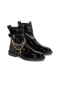 Botas de tobillo de charol negro con suela plana, que presentan un detalle decorativo de cadena y hebillas en la parte superior.