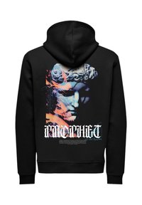 Sudadera negra con un diseño gráfico de una estatua de mármol y texto. El diseño incluye colores vibrantes y patrones abstractos.