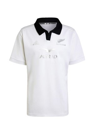 Bijela ragbi majica s crnim ovratnikom, sa srebrnim logotipima za ALTRAD i All Blacks, uključuje tri horizontalne pruge na ramenima.