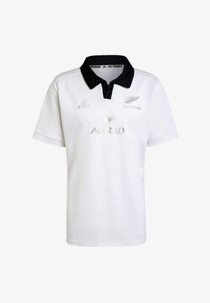 Vit rugbytröja med svart krage, med silverlogos för ALTRAD och All Blacks, inklusive tre horisontella ränder på axlarna.
